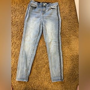 Womens blue jeans size 8 with elastic waist band.